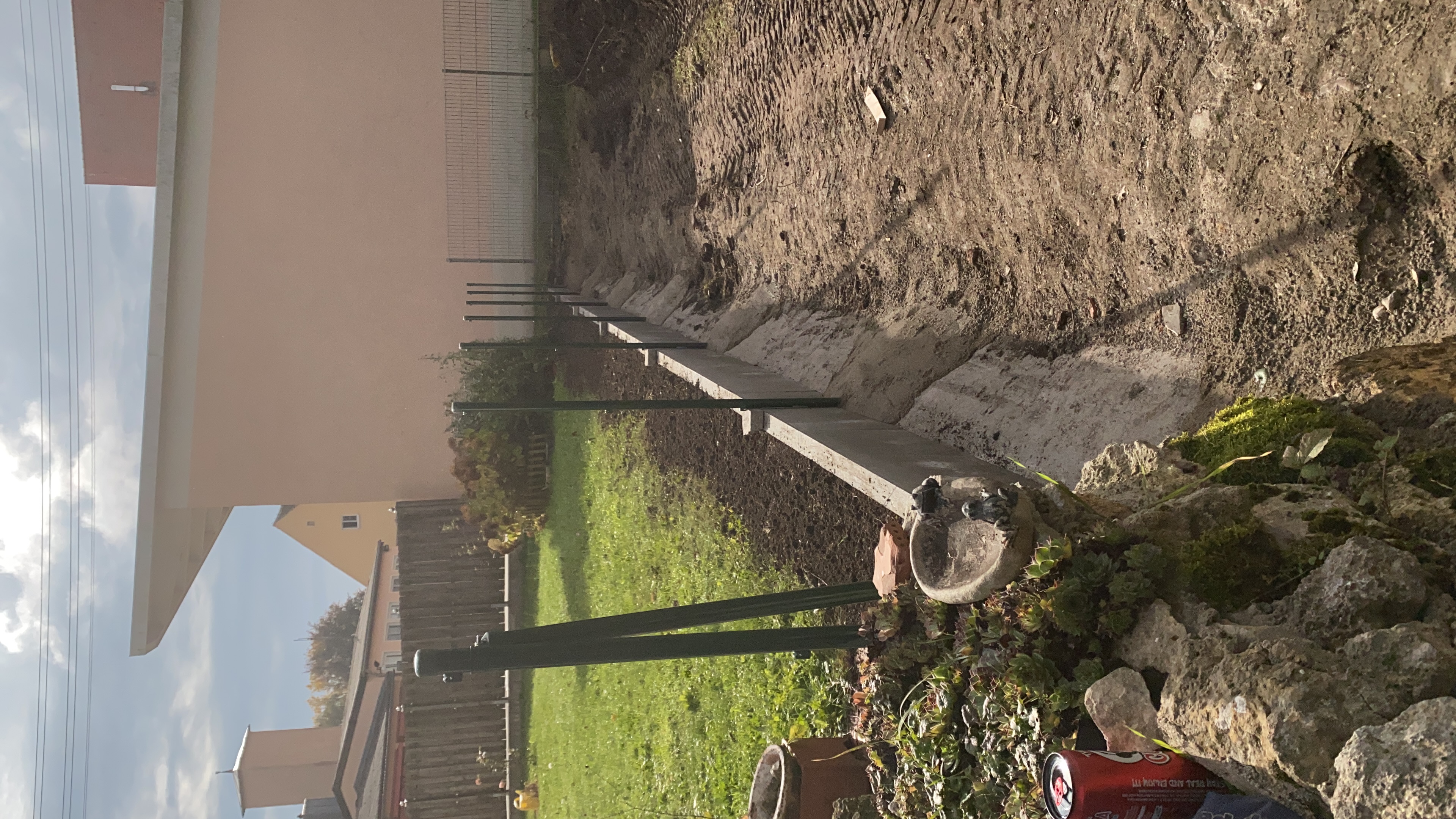 Fundamentierter Gartenzaun mit Höhenversprungausgleich